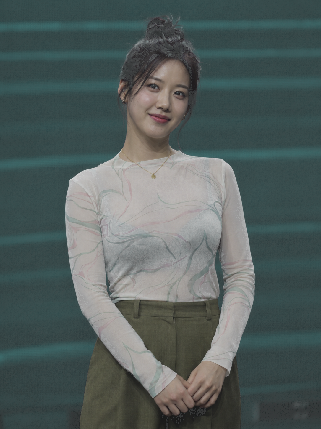 색조·채도 보정 후 AI 생성 인물 예시