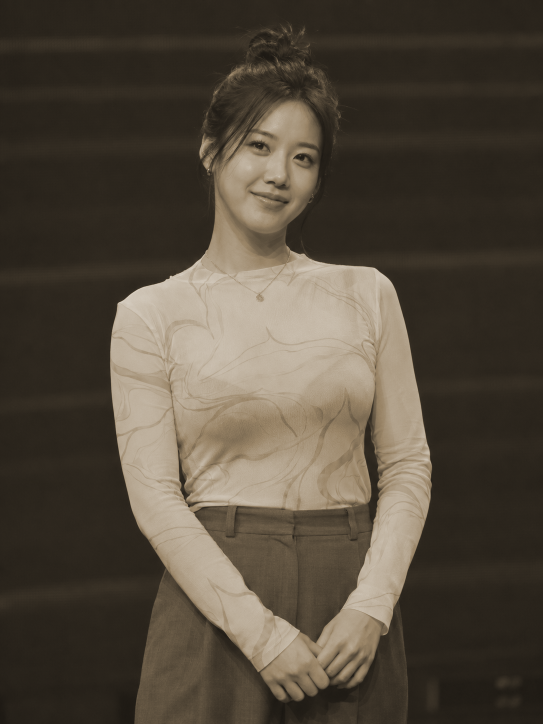 흑백 보정 후 AI 생성 인물 예시