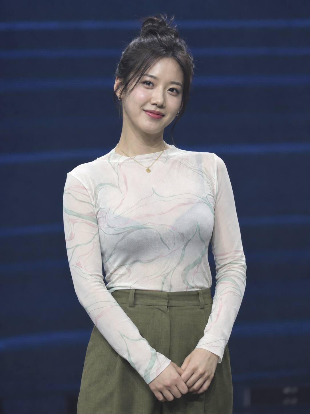 같은 인물 이미지에 밝기·대비 조정을 적용한 결과
