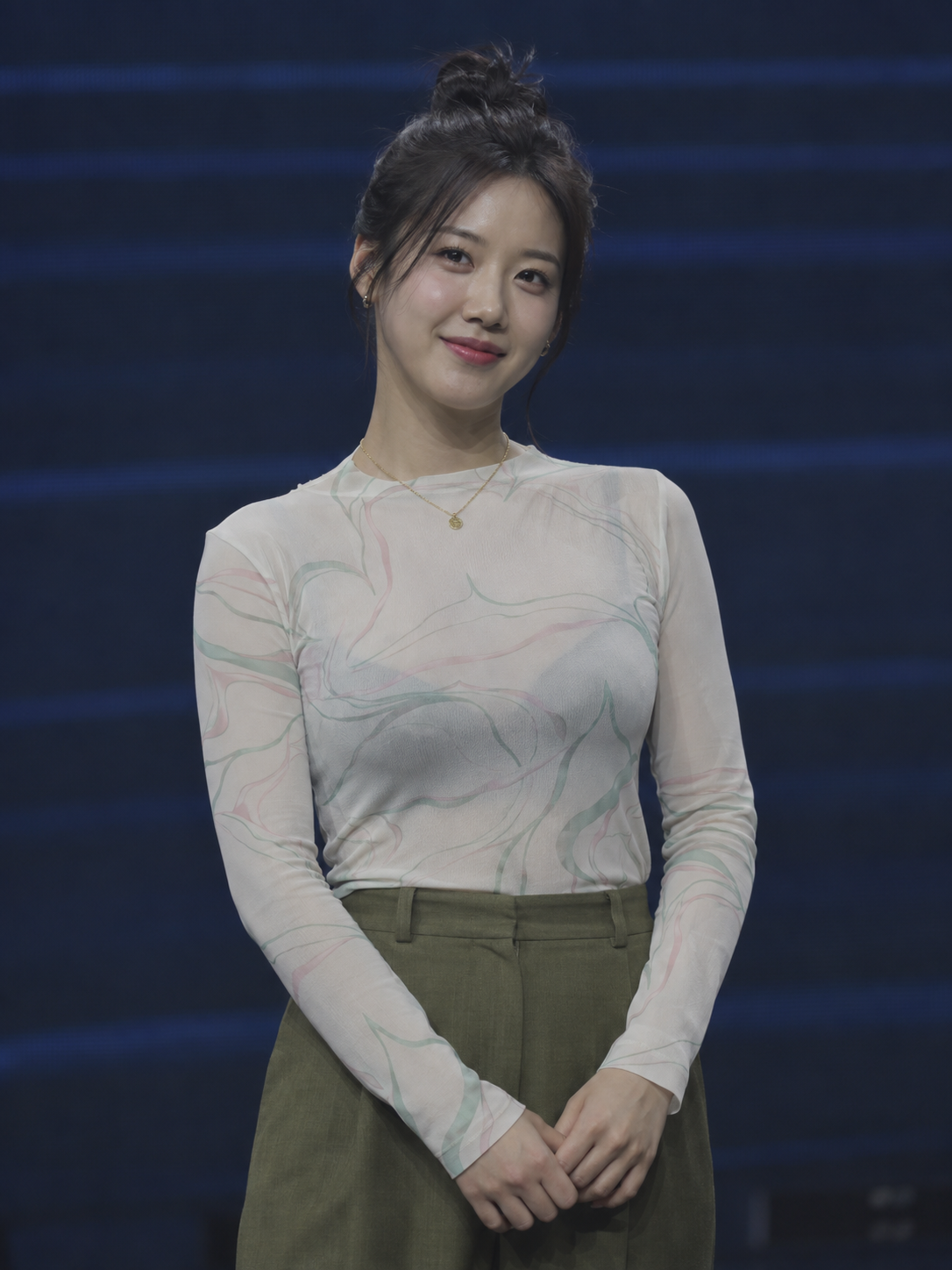 밝기·대비 조정 전의 AI 생성 인물 예시